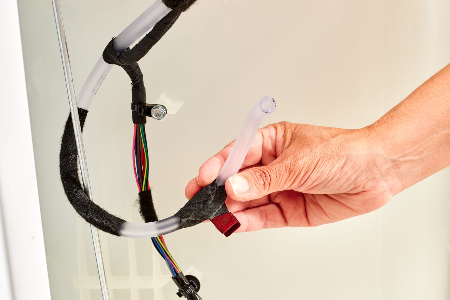 صيانة مستشعر مستوى المياه